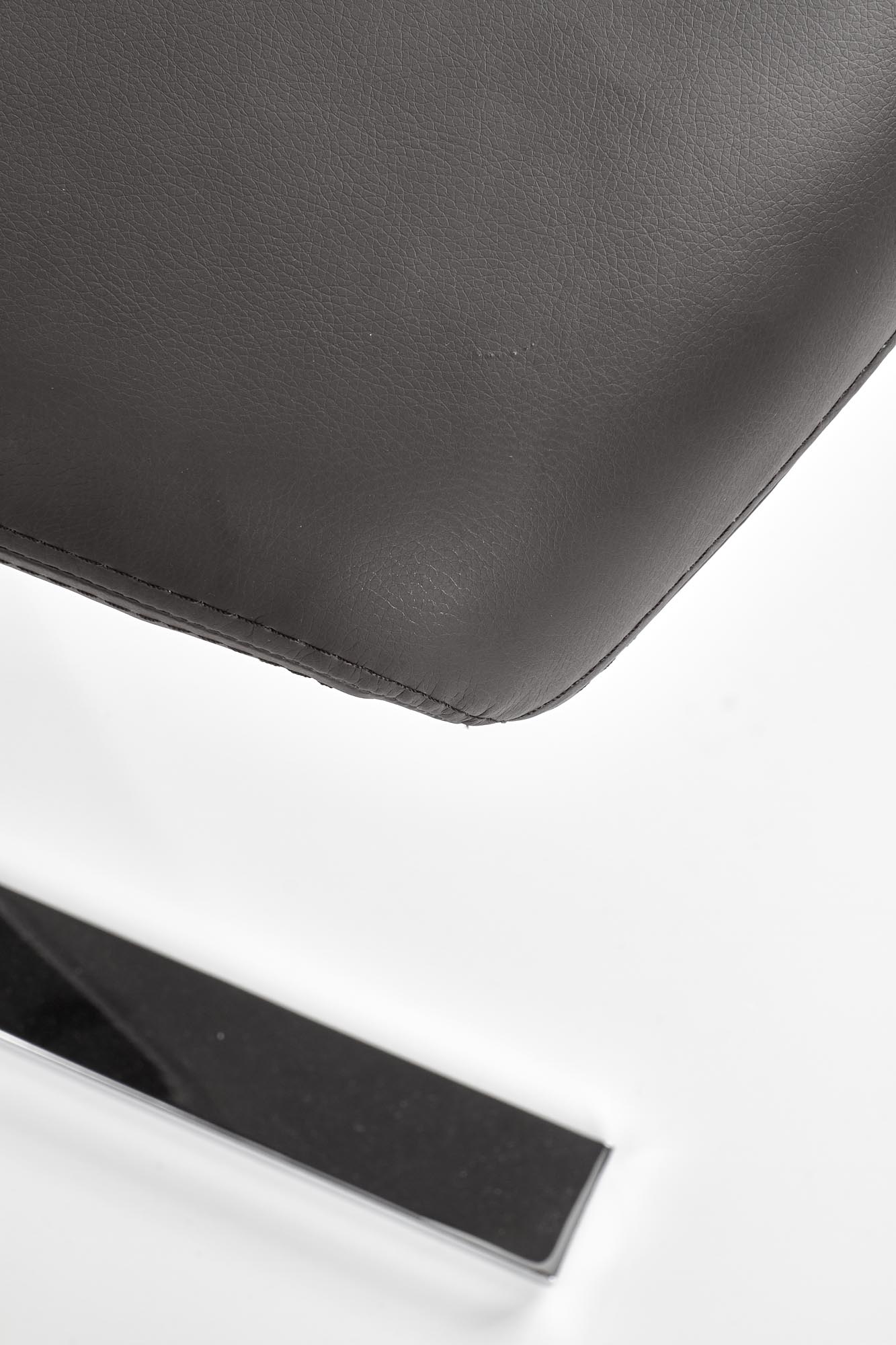 K188 stolička čierna