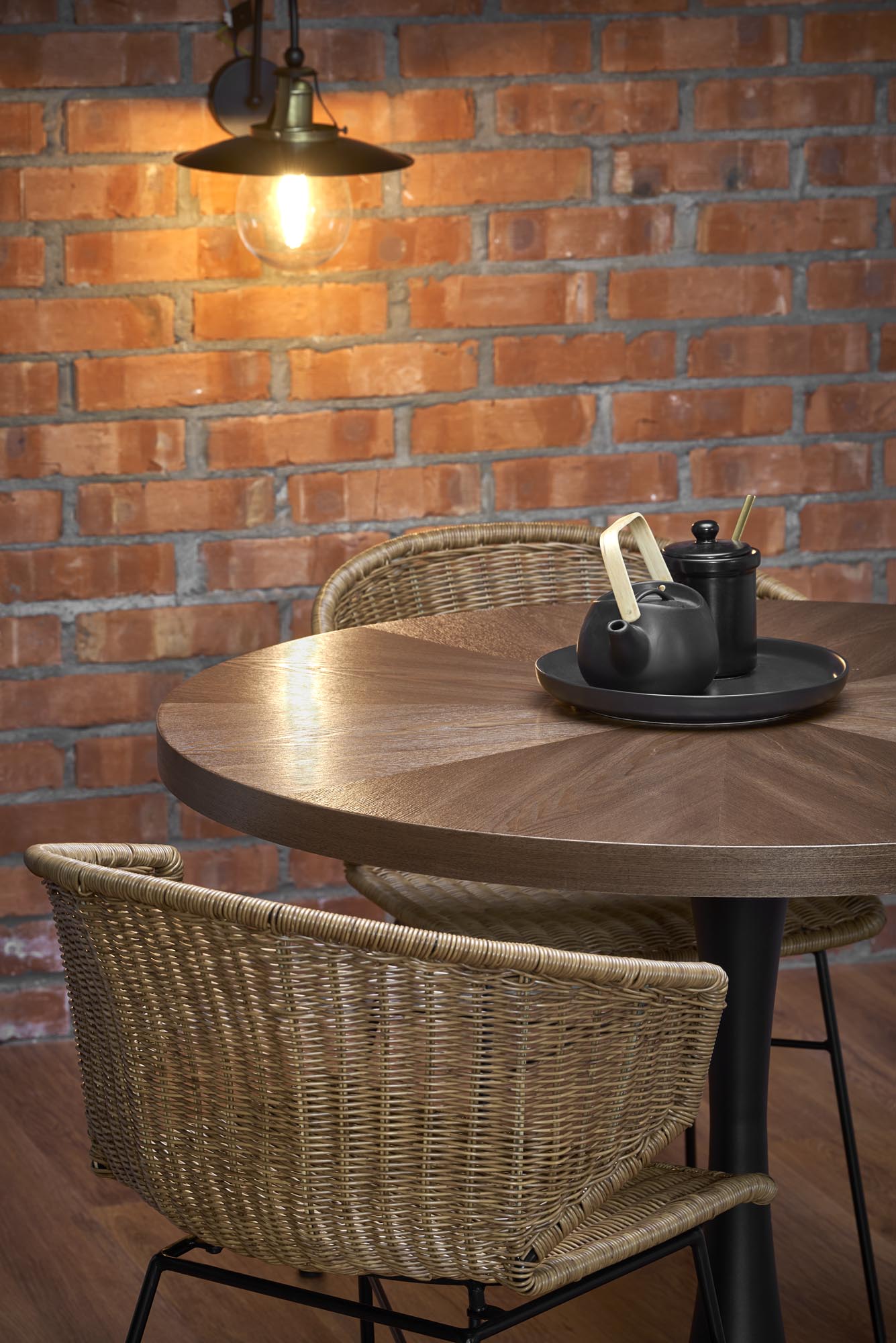 CARMELO okrúhly stôl, doska - orech, noha - čierna