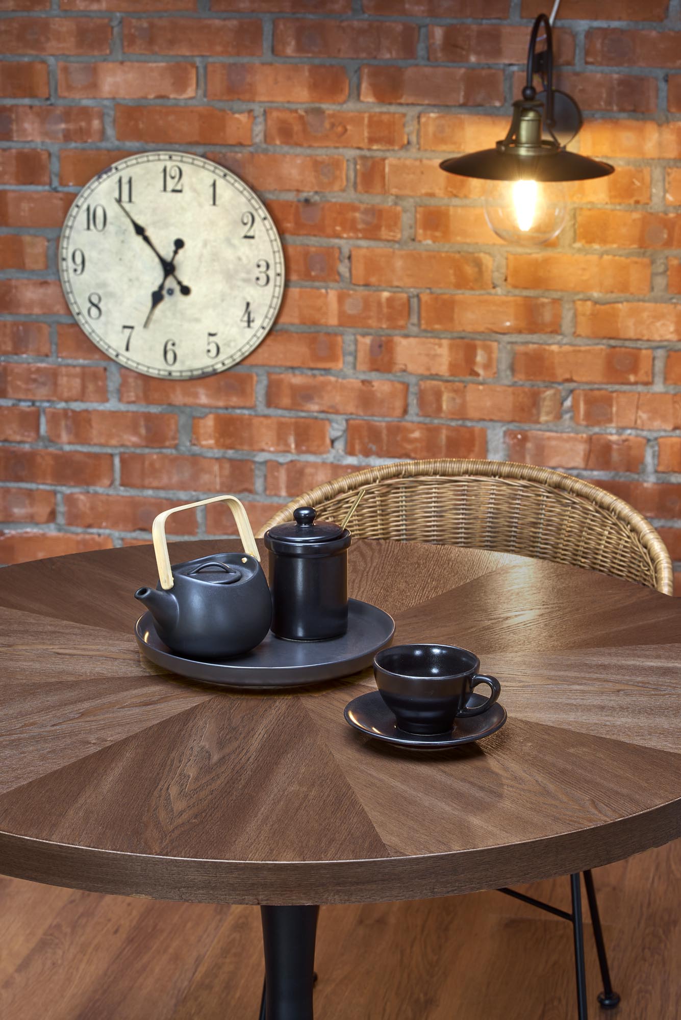 CARMELO okrúhly stôl, doska - orech, noha - čierna