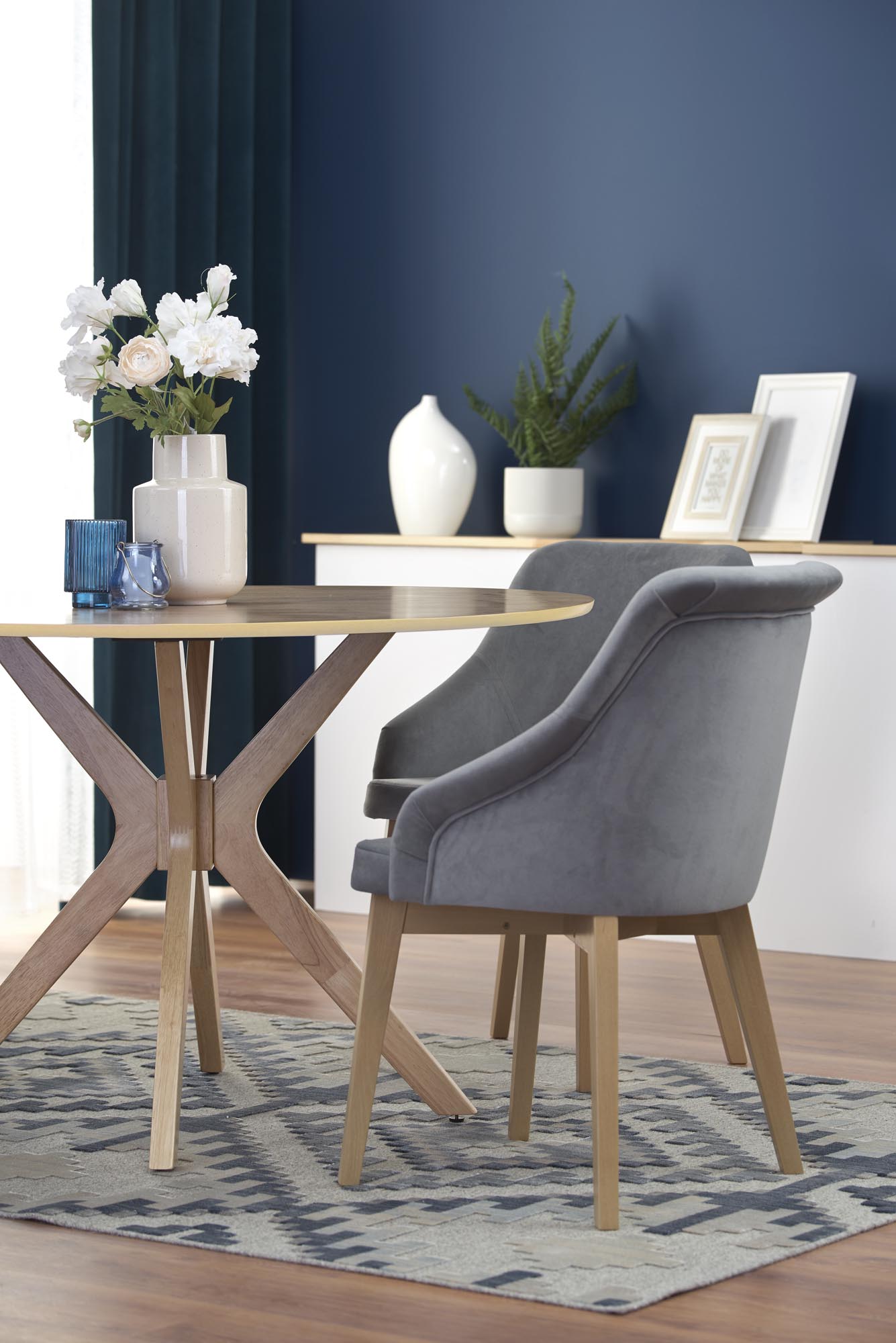 NICOLAS okrúhly stôl dub prírodný