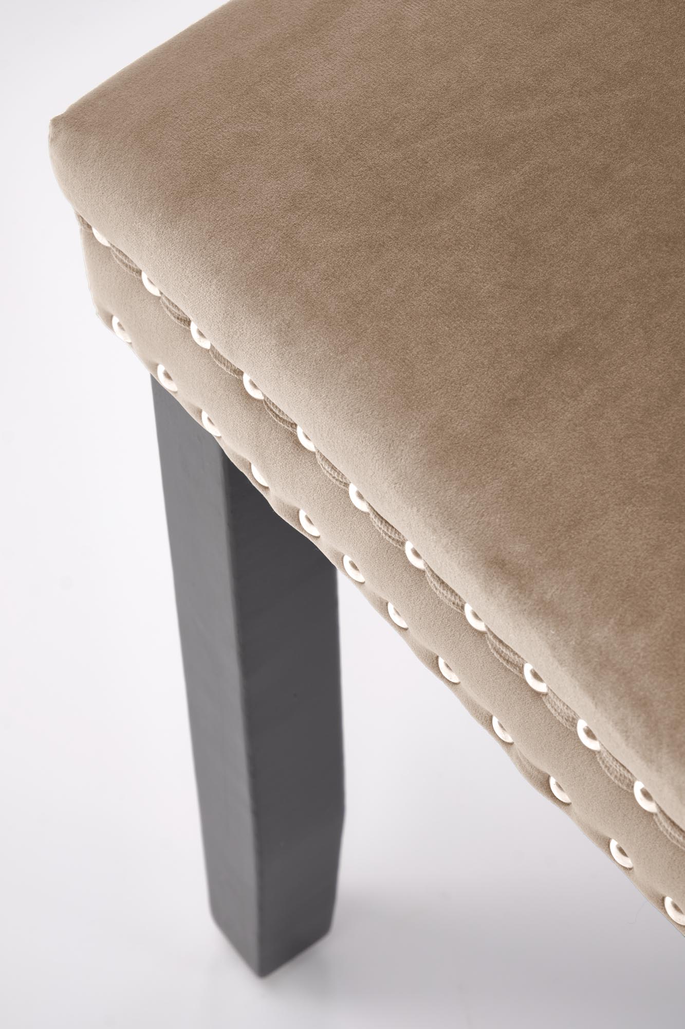 ALDA jedálenská stolička, masívne drevo/látka velvet, béžová